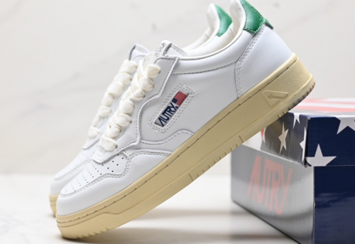Autry Medalist Low Vintage Sneakers White and Green