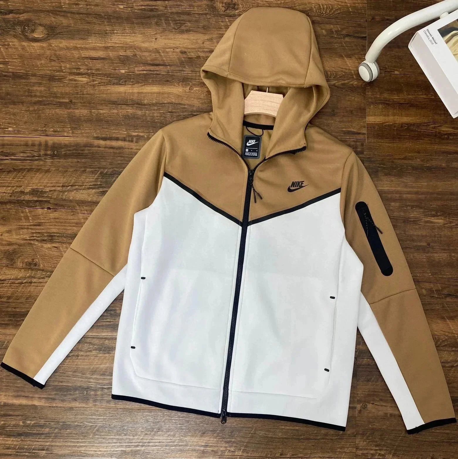 4490 卡其拼白上衣 4490 卡其拼白上衣