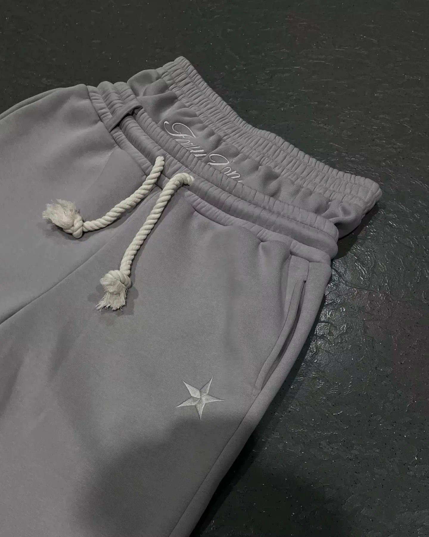 宽松阔腿裤子银灰色 宽松阔腿裤子银灰色