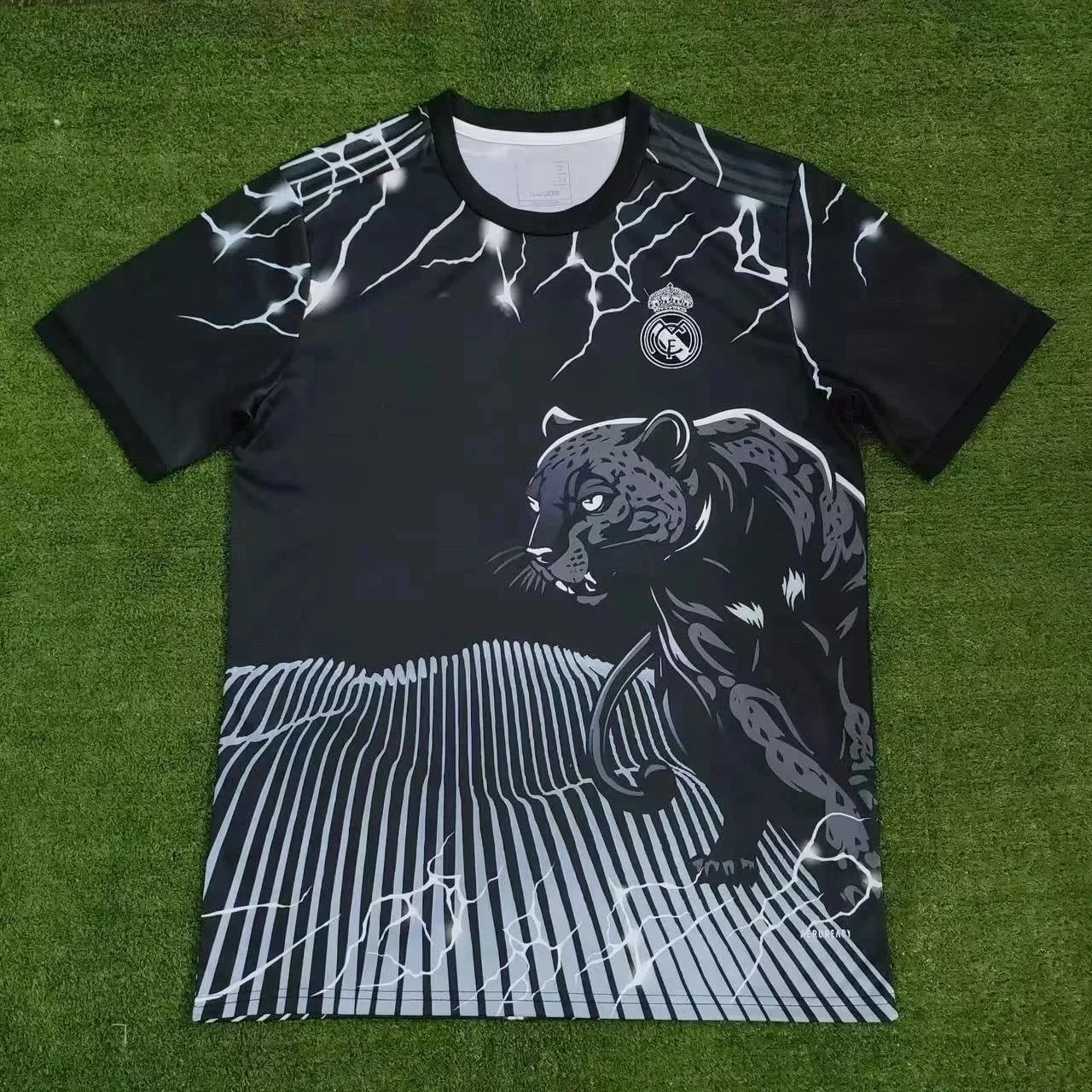 皇马 闪电豹白色 皇马 闪电豹白色