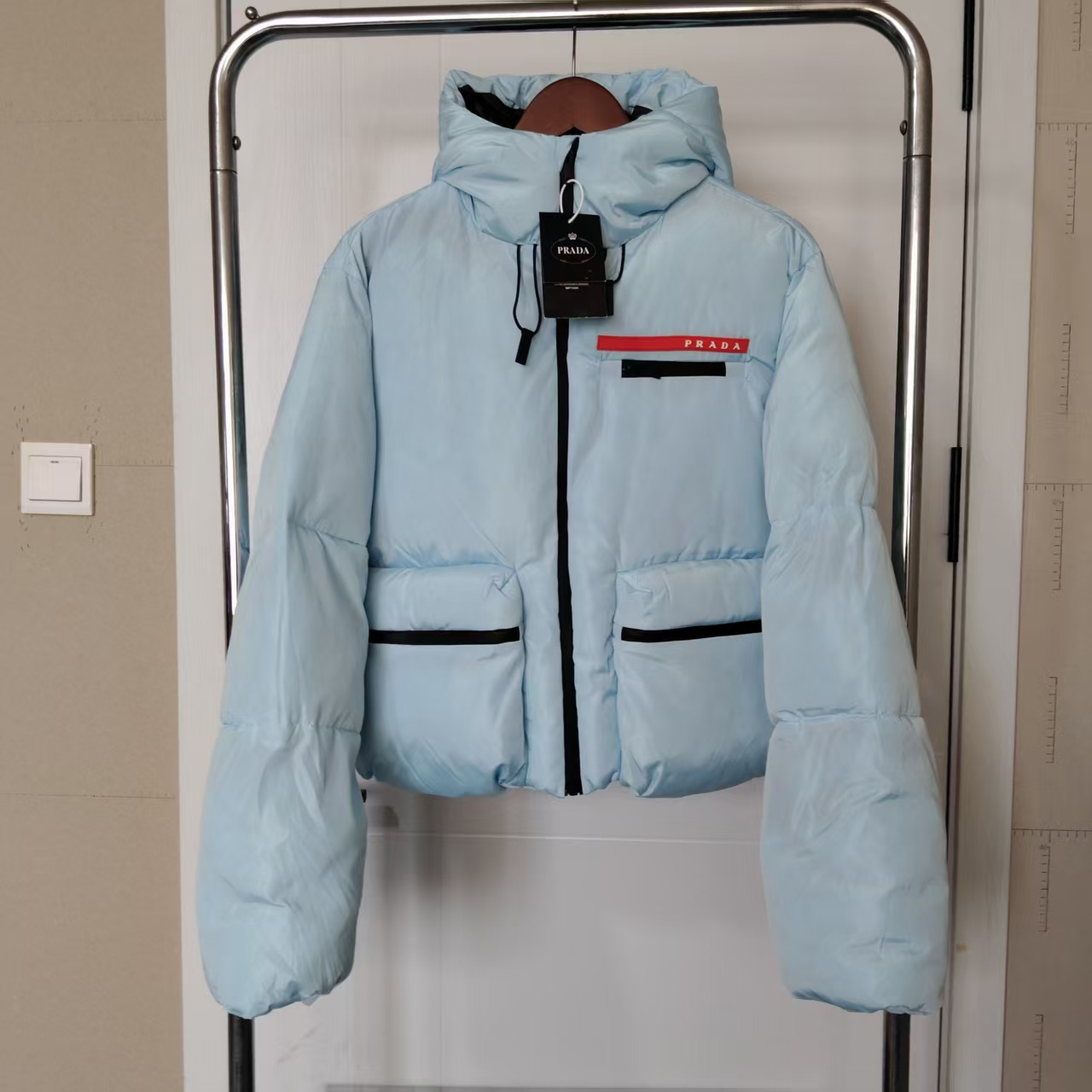短款羽绒服字母小标蓝 短款羽绒服字母小标蓝