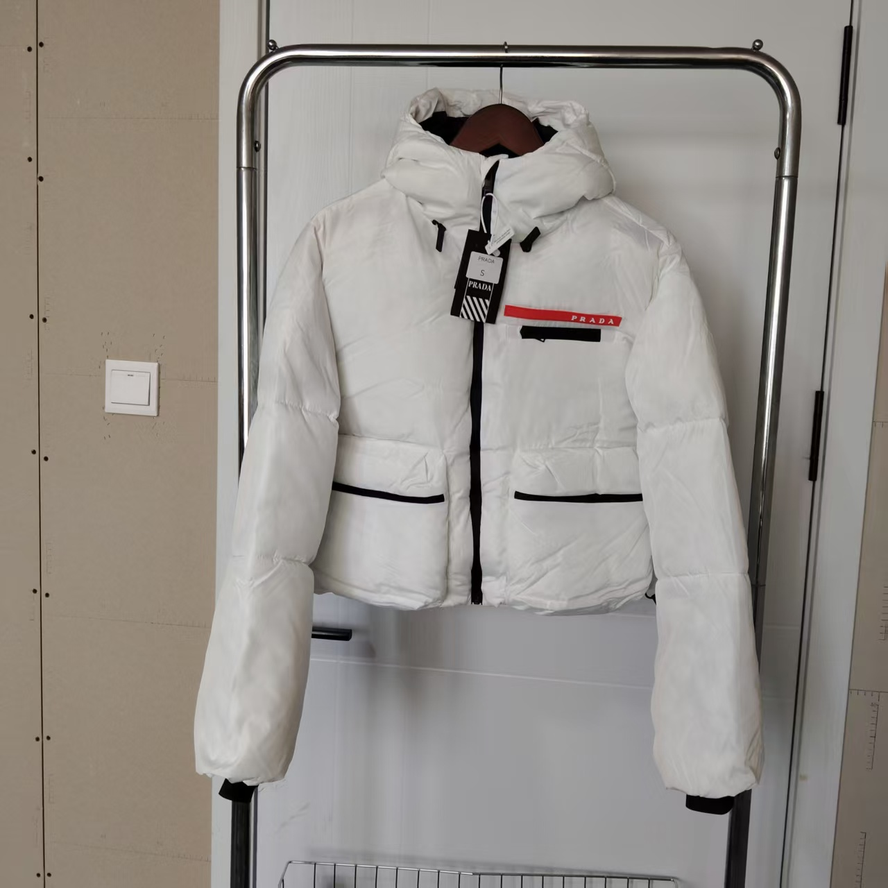短款羽绒服字母小标白 短款羽绒服字母小标白