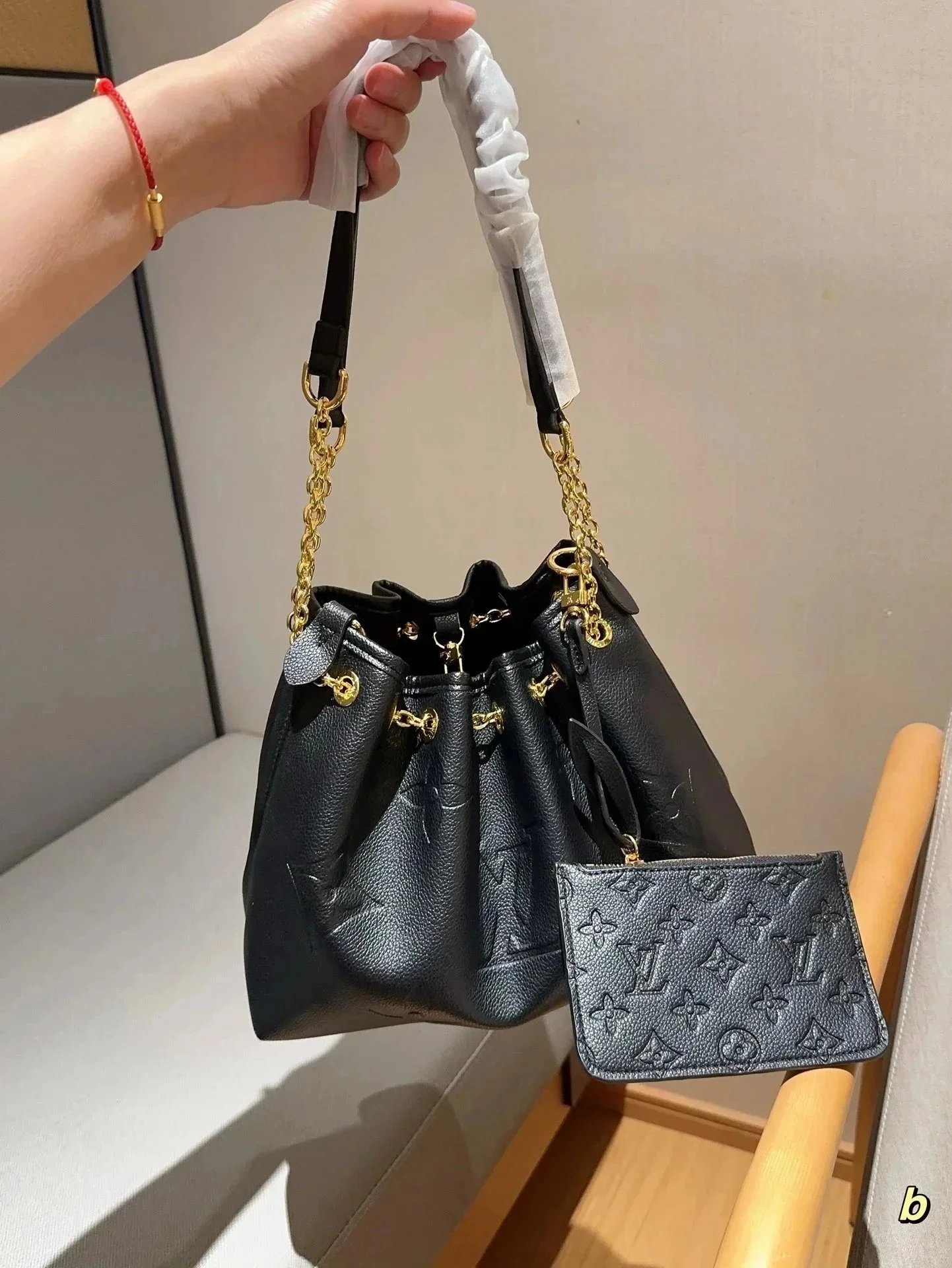 050301006-Black (Size: 28 × 20 × 11 cm) 050301006-Black (Size: 28 × 20 × 11 cm)