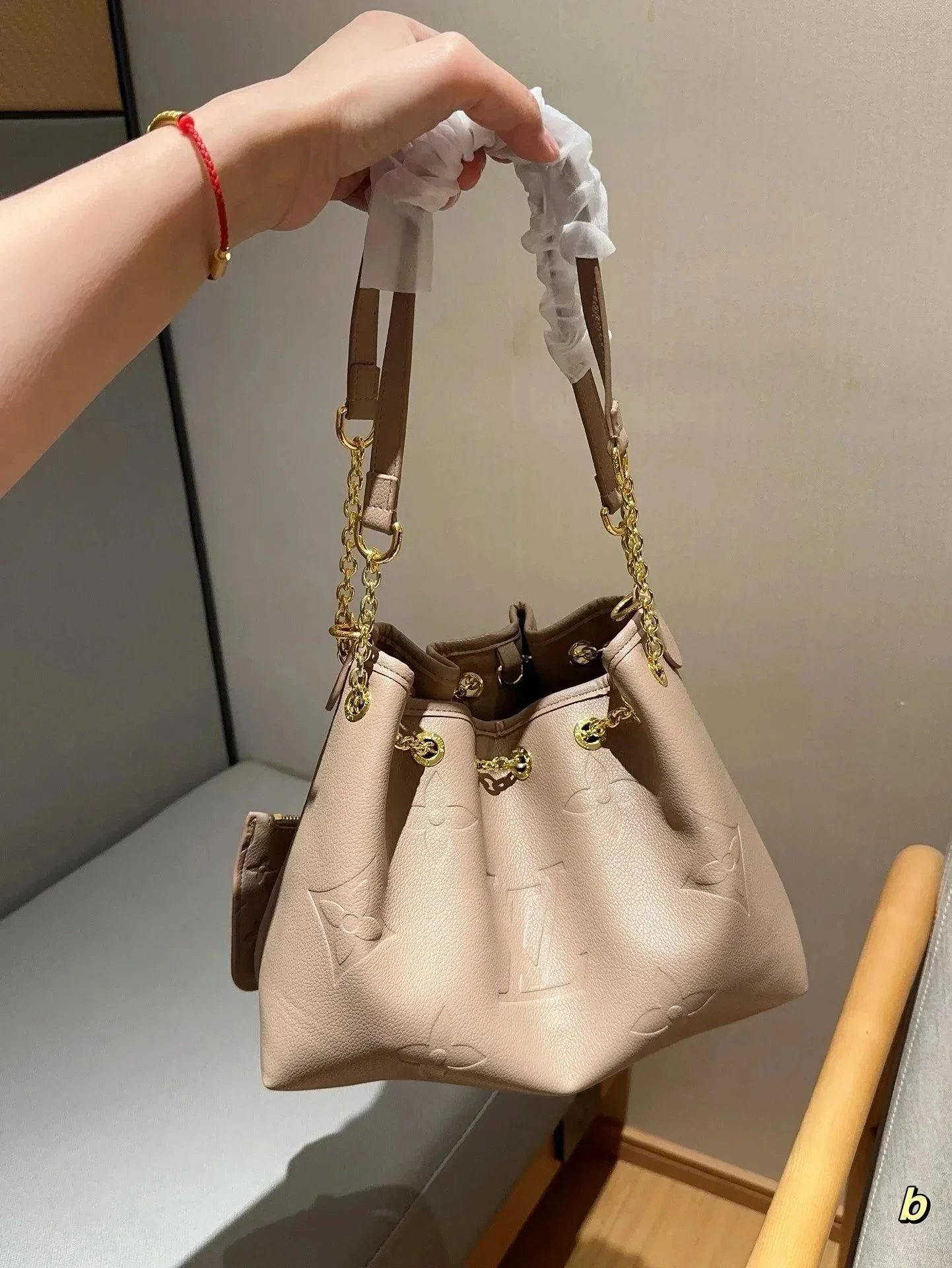 050301006-Light Brown (Size: 28 × 20 × 11 cm) 050301006-Light Brown (Size: 28 × 20 × 11 cm)