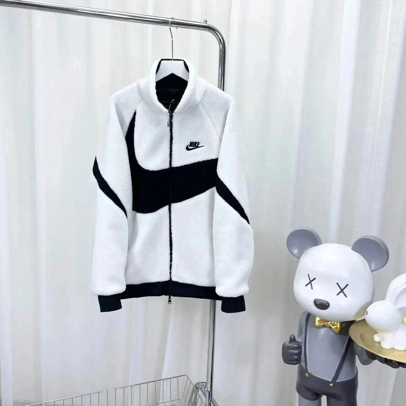 白黑色毛绒外套 白黑色毛绒外套