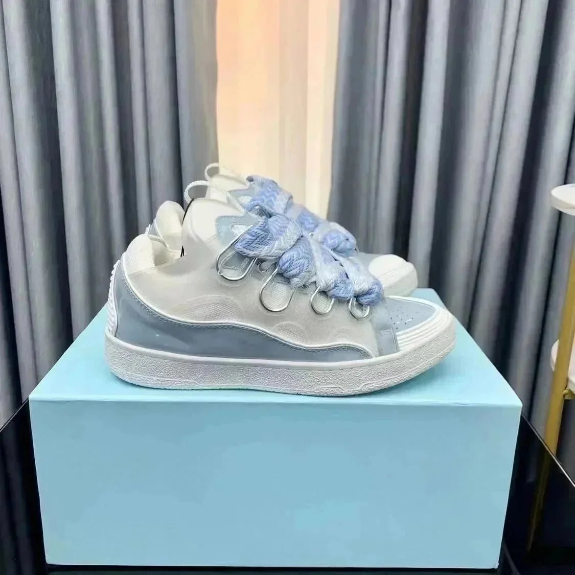 32 32